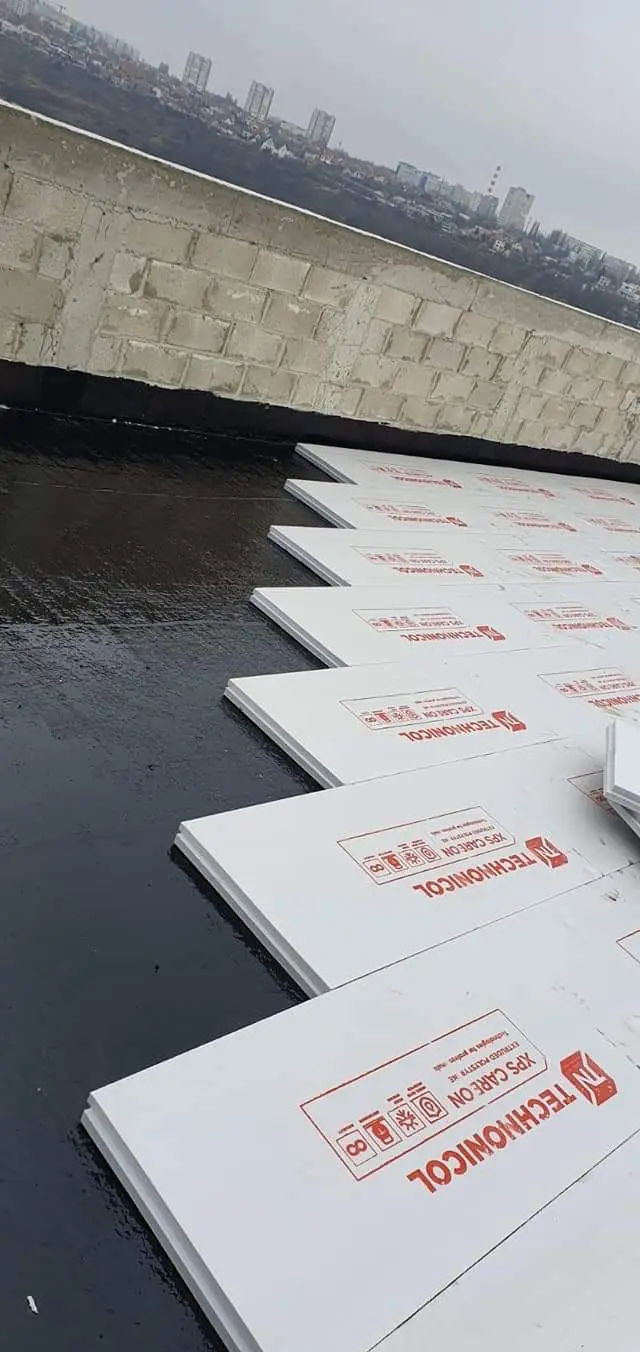 Hidroizolare acoperiș plat cu membrană PVC / Bitum
